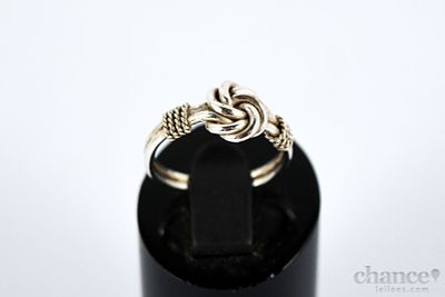 Anel com nó em Prata Portuguesa, contraste Águia com toque 925 e peso de 2,6gr. M. 8