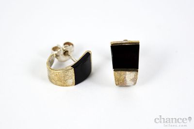 Par de Brincos em Prata Portuguesa com pedra negra. Contraste Águia com toque 925 e peso de 2,9gr.