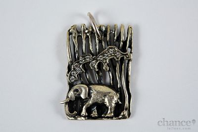 Pendente modernista vazado com "elefante" em Prata Portuguesa, contraste Águia com toque 925 e 