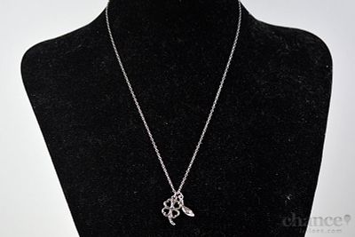 Fio com folha e trevo em Prata Portuguesa, contraste Águia com toque 925. Trevo com aplicação 