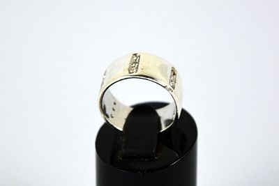 Anel em Prata Portuguesa com pedraria (falta 1), contraste Águia com toque 925 e peso de 6gr. M. 15