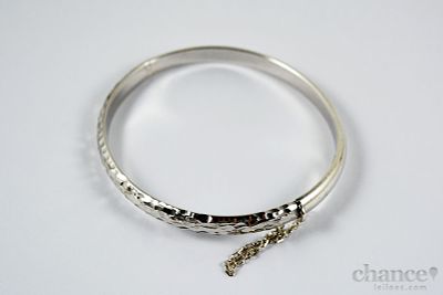 Pulseira estilo escrava, metade lisa e metade relevada. Em Prata Portuguesa, contraste Águia 