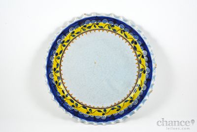 Pratinho de bordo relevado em Faiança da Fábrica do Carvalhinho pintado à mão. Craquele e 