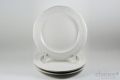 Quatro Pratos de bordo recortado e orla relevada com enrolamentos vegetalistas. Decoração 