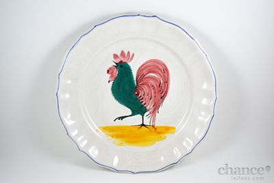 Prato antigo "Galo" em Faiança de bordo recortado e decoração policromada. Marca não 