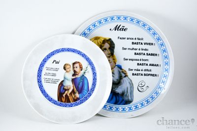 Dois Pratos decorativos em Porcelana, "Mãe" e "Pai". Não marcados. Diâm. 17 e 21cm