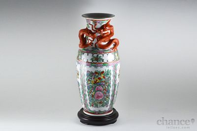 Invulgar Jarra Chinesa de Macau em Porcelana fina pintada com decoração "Mandarim" e dragões 