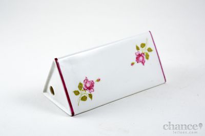 Paliteiro triangular em Porcelana fina de Alcobaça com decoração floral. Marcado SPAL. Alt. 9,5cm