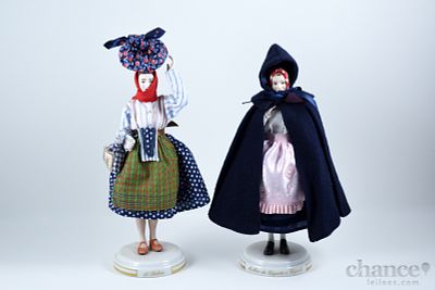 Trajes Regionais de Portugal - Duas Bonecas "Mulher de Capote e Capelo" e "A Saloio". Edição 