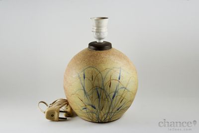 Candeeiro de mesa "Ovo" em Olaria policromada. Marcado. Alt. 24cm