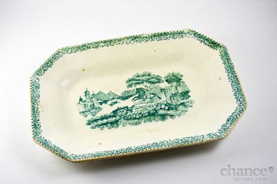 Travessa antiga em Faiança da Fábrica da Corticeira com decoração "Estátua" em tons de verde. 