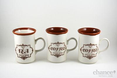 Três Canecas em Cerâmica Inglesa de Staffordshire, duas "Mug for Coffee" e uma "Mug for Tea". 