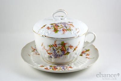 Almoçadeira VA. Chávena Almoçadeira com base e tampa do séc. XIX/XX em Porcelana da Vista Alegre 