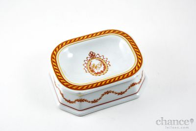 Saleiro em Porcelana da Vista Alegre com decoração em tons de laranja e dourado alusiva ao BCP. 