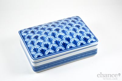 Caixa em Porcelana da Vista Alegre "Pétalas imbricadas", Decoração inspirado em vasos de botica 