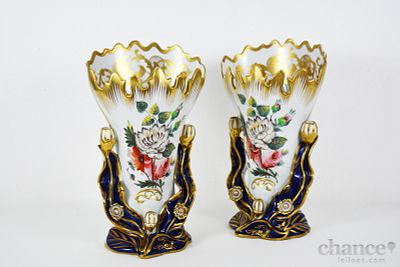 Par de Jarras de Altar de grande dimensão em Porcelana de Aveiro, com decoração relevada e 