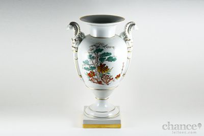 Jarra "Império" em Porcelana da Vista Alegre com invulgar decoração ao gosto Oriental 