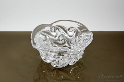 Cinzeiro em Cristal Francês Baccarat, modelo Aladdin. Decoração relevada simbolizando fumo. 