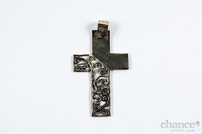 Pendente modernista em Prata Portuguesa em forma de Cruz com elementos vazados. Contraste Águia 