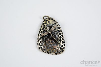 Pendente modernista perfurado com "libelinha" em Prata Portuguesa, contraste Águia com toque 