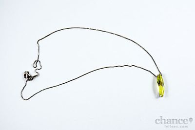 Fio com pendente com pedra verde em Prata Portuguesa, contraste Águia com toque 925 e peso de 4,7gr.