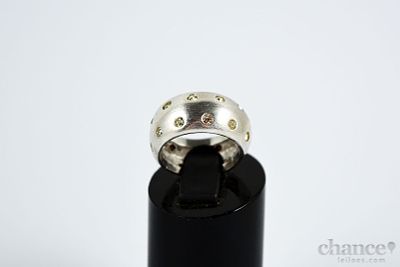 Aliança com pedraria em Prata Portuguesa, contraste Águia com toque 925 e peso de 7,7gr. M. 12