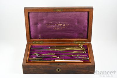 Caixa antiga em Madeira com conjunto completo de instrumentos de desenho técnico (12 peças). 