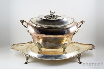 Terrina antiga com tampa e apresentador em Casquinha com bordo, pés e asas trabalhados. Pomo em 