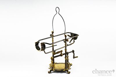 "Berço de Decantação" em Latão trabalhado. Antigo suporte com pés em forma de garra de leão e 