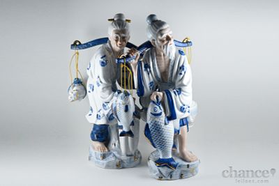 Par de Grupos Escultóricos de grande dimensão em Porcelana Oriental "Velhos Mercadores" 
