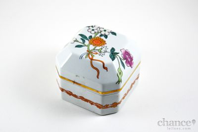 Caixa recortada em Porcelana da Vista Alegre com decoração "Palácio". Marcada. Dim. 8*8*6cm