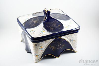 Caixa em Cerâmica esmaltada de Alcobaça, Raúl da Bernarda. Decoração de fundo azul cobalto com 