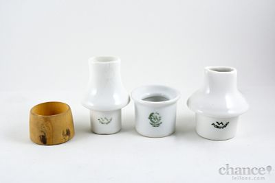 Três diferentes Bocais em Porcelana da Vista Alegre. Um com ligeiros cabelos sob vidrado. 