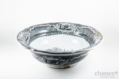 Bacia do séc. XIX em Faiança da Fábrica de Sacavém com raro motivo "Vaquinhas" a negro. Cabelo 