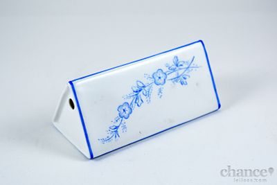 Paliteiro triangular em Porcelana de Coimbra com decoração floral em tons de azul. Marcado SP. 