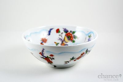 Invulgar Tigela em Porcelana da Vista Alegre com decoração policromada ao estilo Oriental. 