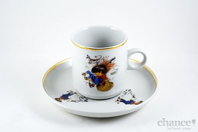 Chávena com pires de Criança em Porcelana de Coimbra com decoração policromada. Marcada SP. 