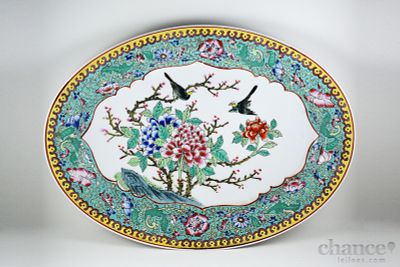 Travessa em Porcelana Oriental com esmaltes florais e de aves policromados. Marcada. Dim. 41 