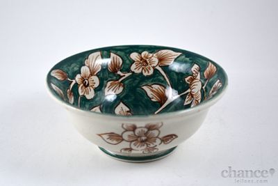 Tacinha antiga em Faiança da Fábrica de Sacavém com decoração floral em tons de verde e 