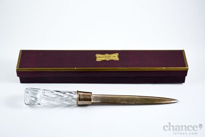 Abre-Cartas em Casquinha com Top&aacute;zio com m&atilde;o em Cristal lapidado da Atlantis. Comp. 23,5cm