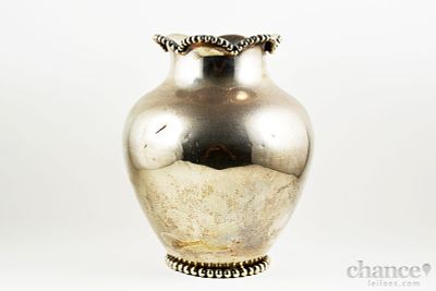 Jarra de bordo recortado e perlado em Prata Portuguesa, contraste &Aacute;guia com toque 833 e peso de 