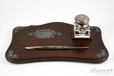 Conjunto de Secret&aacute;ria em Madeira com Tinteiro em Vidro e Pena. Pena e Aplica&ccedil;&otilde;es em Prata 