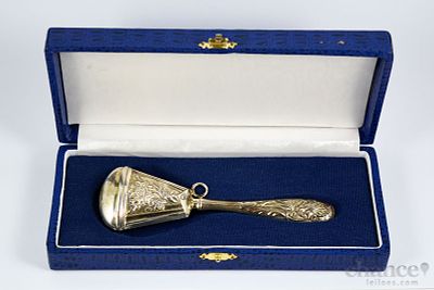 Guizo de Beb&eacute; em Prata Portuguesa, contraste &Aacute;guia com toque 925 e peso de 15,4gr. Com estojo