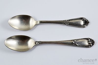 Duas Colheres com diferentes decora&ccedil;&otilde;es em Prata Portuguesa, contraste &Aacute;guia com toque 835. 