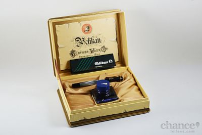 Caneta Tinteiro Pelican com caixa e frasco de tinta. Excelente estado de conserva&ccedil;&atilde;o. Com 