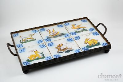 Tabuleiro com arma&ccedil;&atilde;o em Ferro com quatro p&eacute;s redondos e asas constitu&iacute;do por 6 Azulejos 