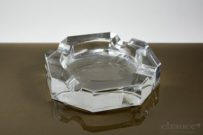 Cinzeiro recortado em Cristal Franc&ecirc;s Baccarat. Sinais de uso acentuados. Dim. 14*14*3cm aprox.
