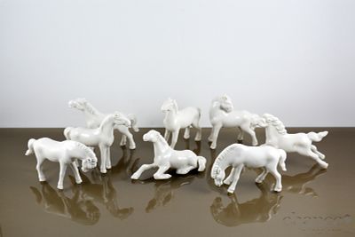 8 Cavalos em Porcelana monocroma. Sinais de uso, dois com colagem numa pata. Alt. M&aacute;x. 7cm aprox.