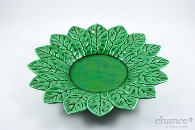 Prato "Couve" em Faian&ccedil;a das Caldas da Ra&iacute;nha Bordalo Pinheiro com decora&ccedil;&atilde;o relevada. &Iacute;nfimo 