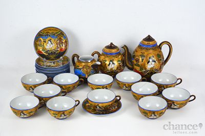 Servi&ccedil;o de Ch&aacute; em Porcelana Oriental ao estilo "Satsuma" com rica decora&ccedil;&atilde;o policromada e 